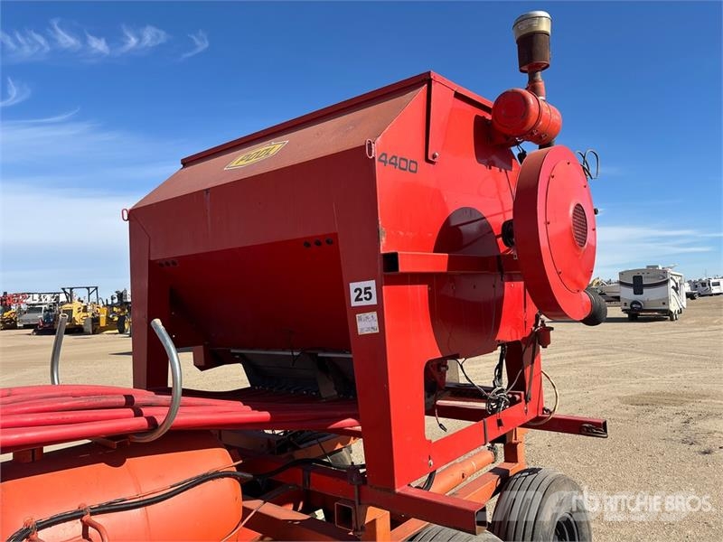 Valmar Airflo 4400 T/A Fertilizer Applicator Розсіювач мінеральних добрив