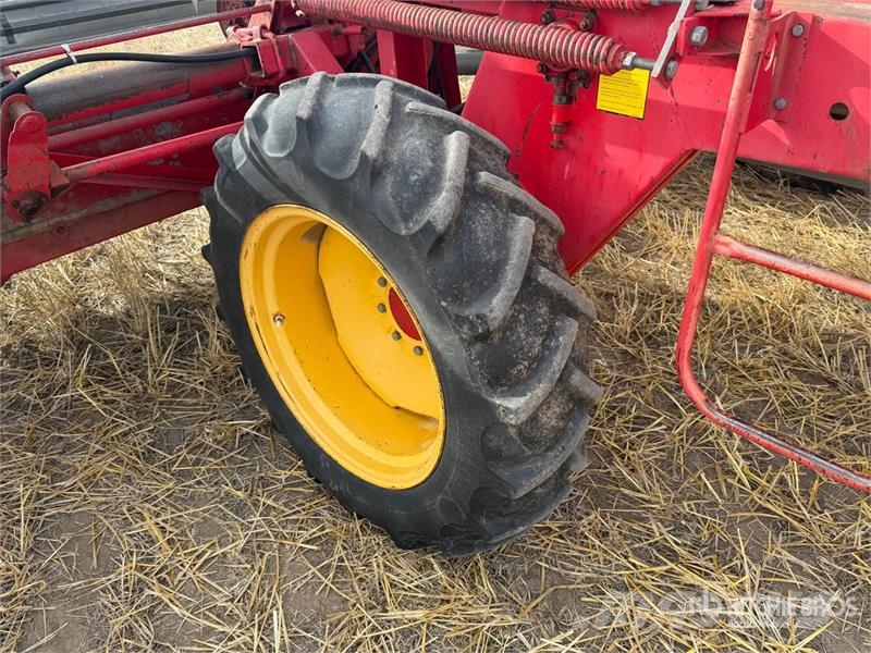 Versatile 400 20 ft Swather Windrower Vālotāji