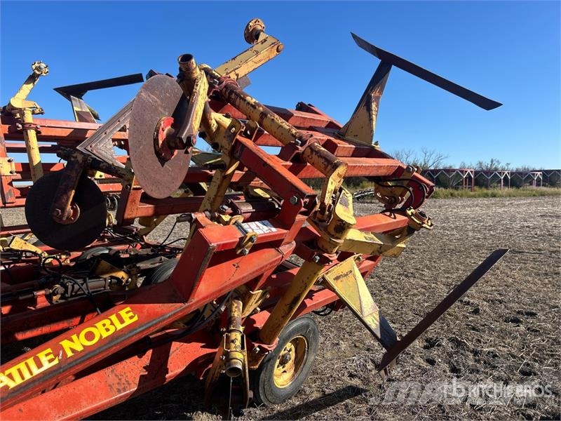 Versatile Noble 9500 36 ft Blade Plow Култиватори