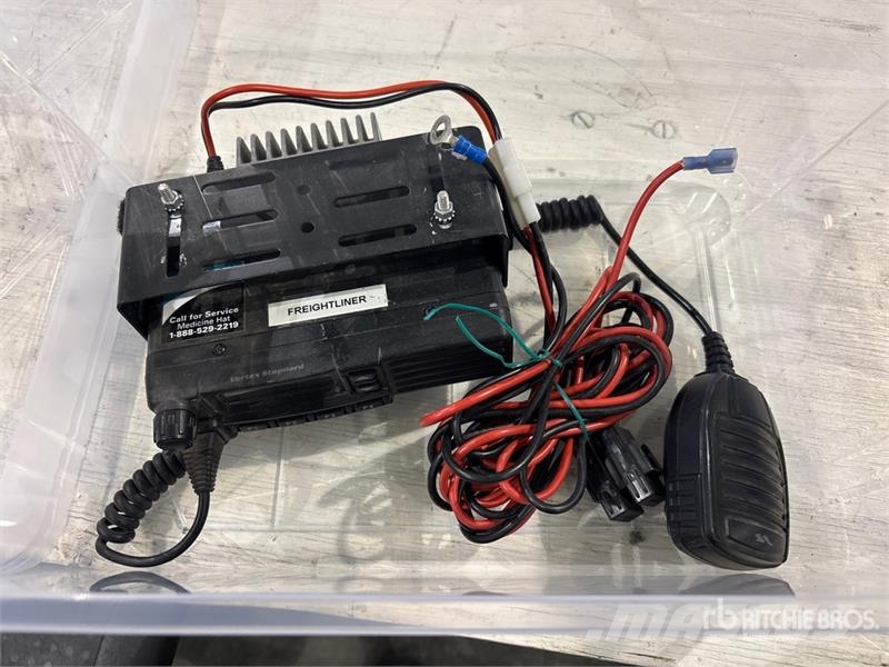  Vertex Standard FM 2 Way Radio مكونات أخرى
