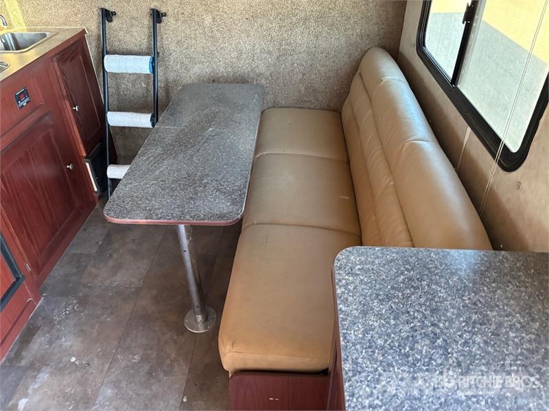 Vintage Trailers MLL SV44GTTA4 38 ft Tri/A Goosene Прицепы-фургоны