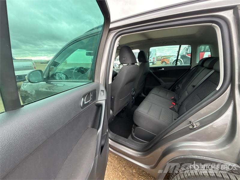 Volkswagen Tigaun AWD SUV Carros