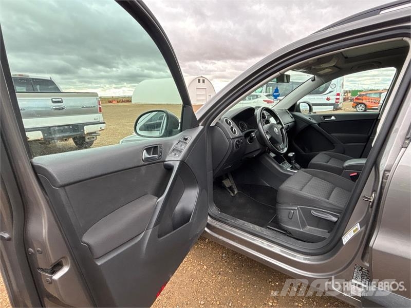 Volkswagen Tigaun AWD SUV Carros