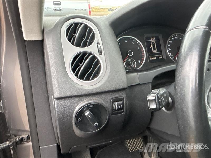 Volkswagen Tigaun AWD SUV Carros