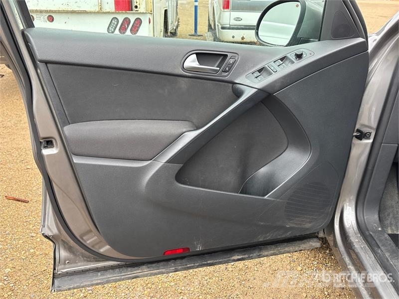 Volkswagen Tigaun AWD SUV Carros