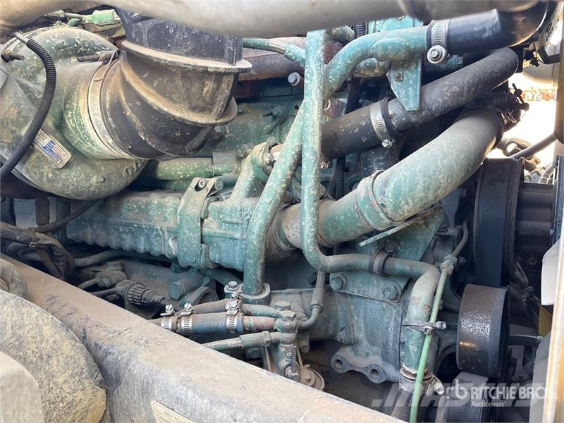 Volvo 6x4 T/A Sleeper Truck Tractor (Inoperable) Vlačilci