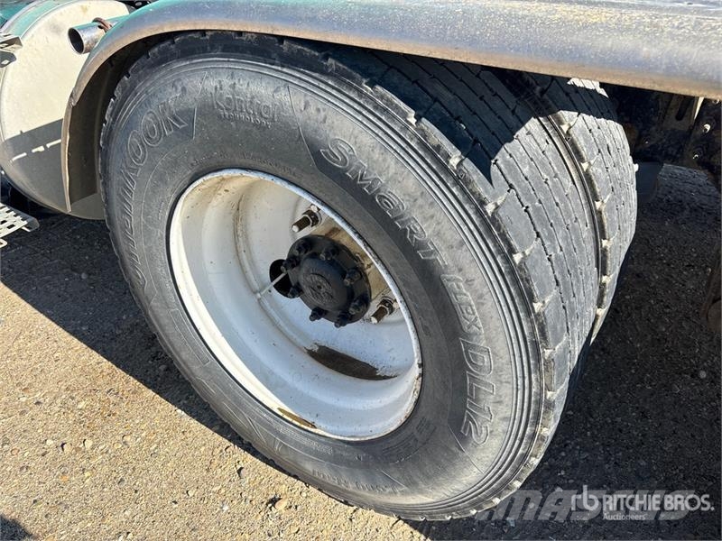 Volvo 6x4 T/A Sleeper Truck Tractor (Inoperable) Vlačilci