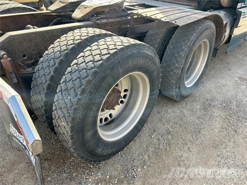 Volvo 6x4 T/A Sleeper Truck Tractor Tegljači