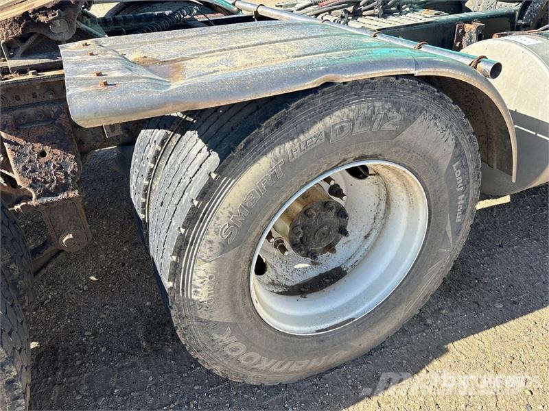 Volvo 6x4 T/A Sleeper Truck Tractor (Inoperable) Vlačilci