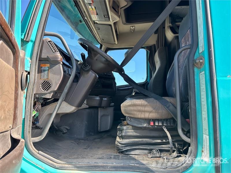 Volvo 6x4 T/A Sleeper Truck Tractor (Inoperable) Vlačilci