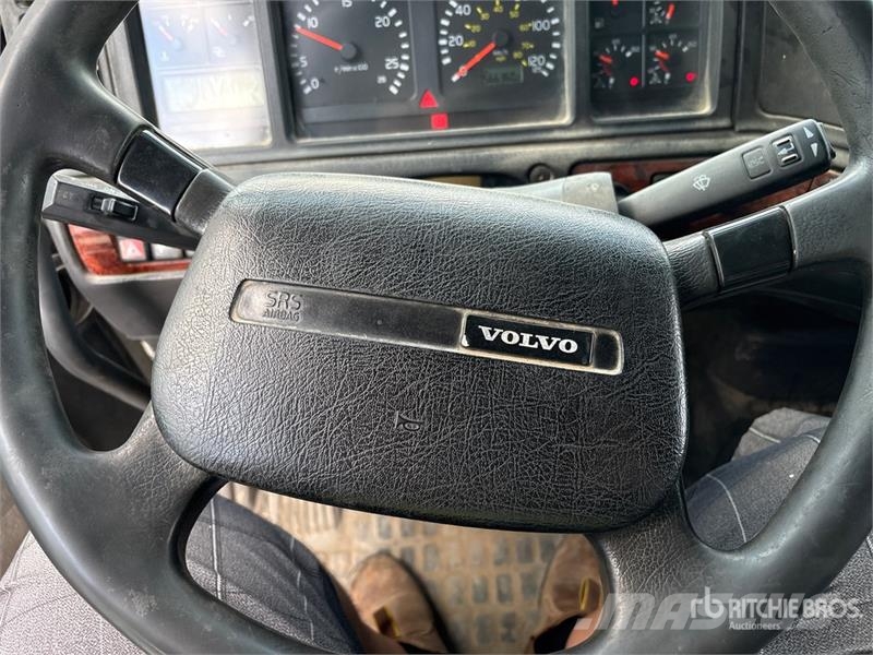 Volvo 6x4 T/A Sleeper Truck Tractor Prime Movers