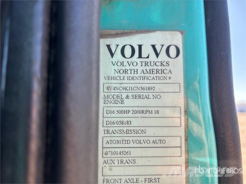Volvo 6x4 T/A Sleeper Truck Tractor (Inoperable) Vlačilci