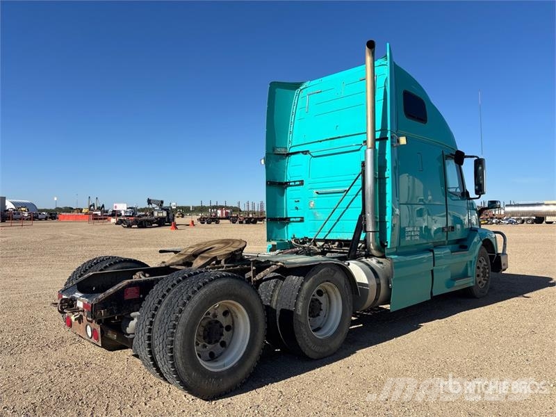 Volvo 6x4 T/A Sleeper Truck Tractor (Inoperable) Vlačilci
