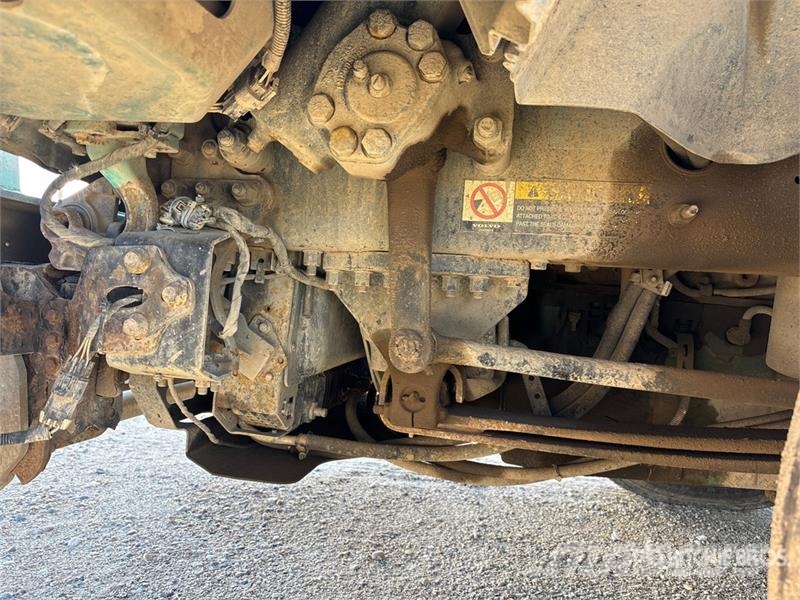 Volvo 6x4 T/A Sleeper Truck Tractor (Inoperable) Vlačilci