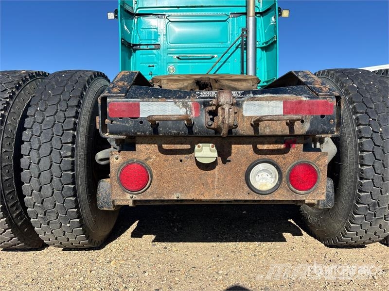 Volvo 6x4 T/A Sleeper Truck Tractor (Inoperable) Vlačilci
