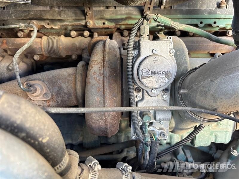 Volvo 6x4 T/A Sleeper Truck Tractor (Inoperable) Vlačilci
