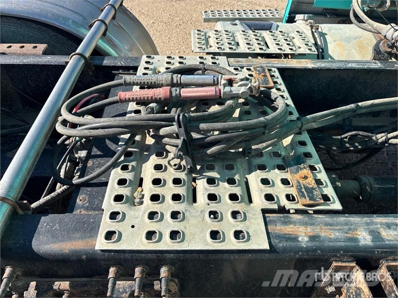 Volvo 6x4 T/A Sleeper Truck Tractor (Inoperable) Vlačilci