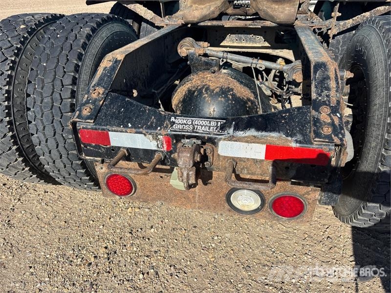 Volvo 6x4 T/A Sleeper Truck Tractor (Inoperable) Vlačilci