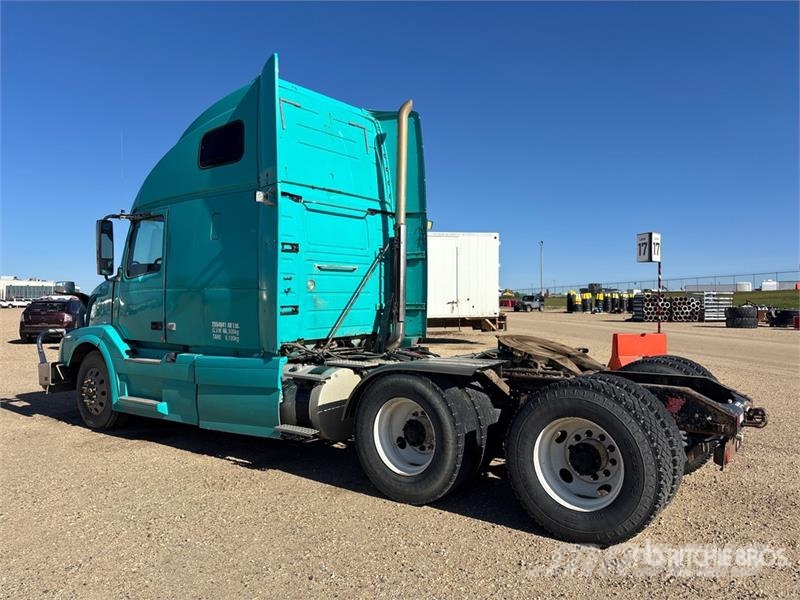 Volvo 6x4 T/A Sleeper Truck Tractor (Inoperable) Vlačilci