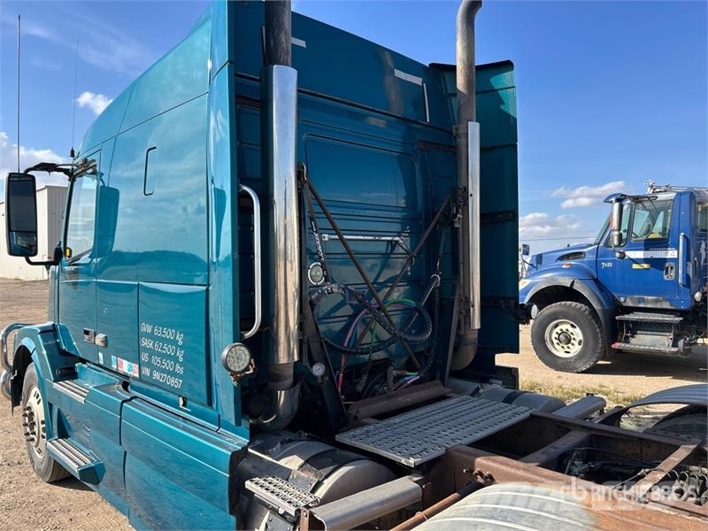 Volvo 6x4 T/A Sleeper Truck Tractor Tegljači