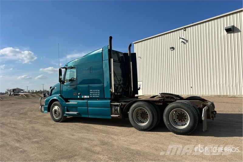 Volvo 6x4 T/A Sleeper Truck Tractor Tegljači