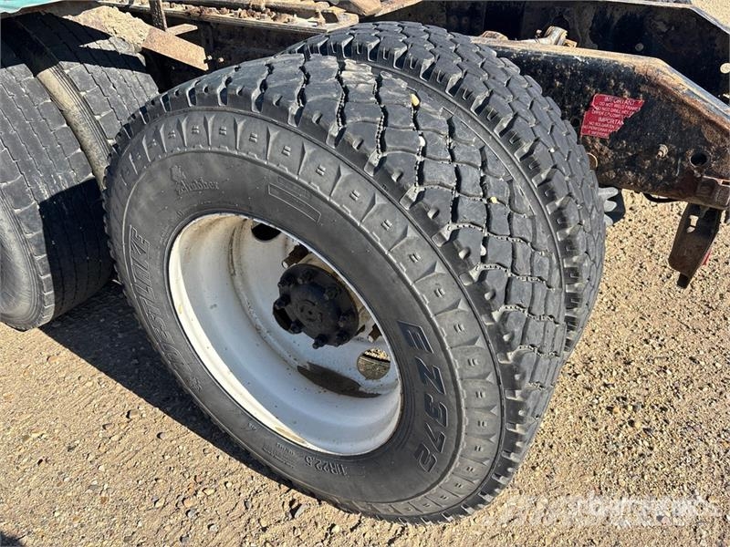 Volvo 6x4 T/A Sleeper Truck Tractor (Inoperable) Vlačilci