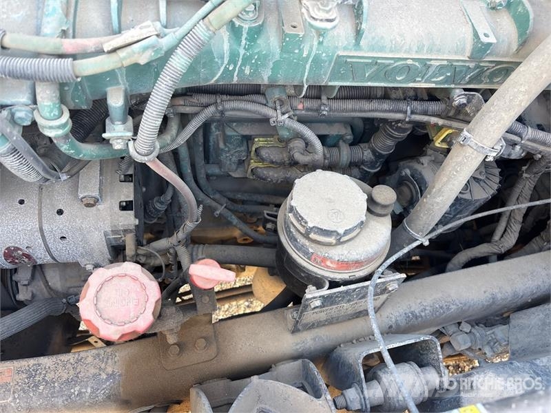 Volvo 6x4 T/A Sleeper Truck Tractor (Inoperable) Vlačilci