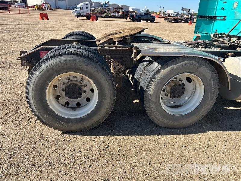 Volvo 6x4 T/A Sleeper Truck Tractor (Inoperable) Vlačilci