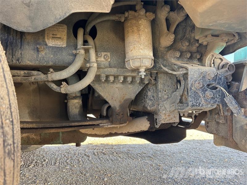 Volvo 6x4 T/A Sleeper Truck Tractor (Inoperable) Vlačilci