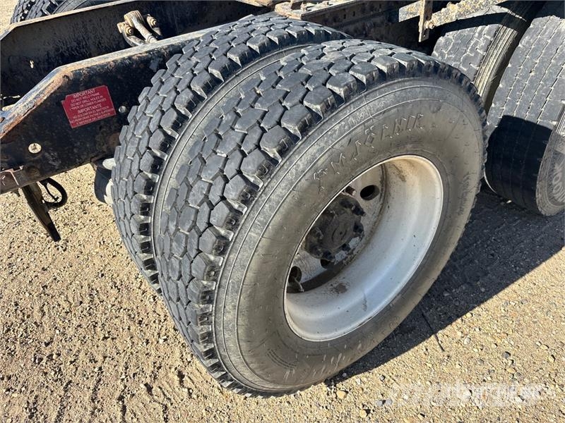 Volvo 6x4 T/A Sleeper Truck Tractor (Inoperable) Vlačilci