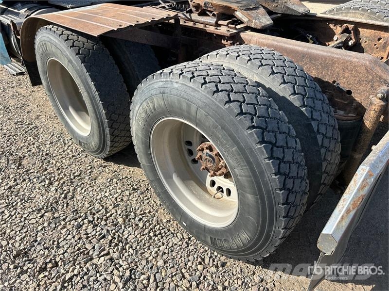 Volvo 6x4 T/A Sleeper Truck Tractor Tegljači