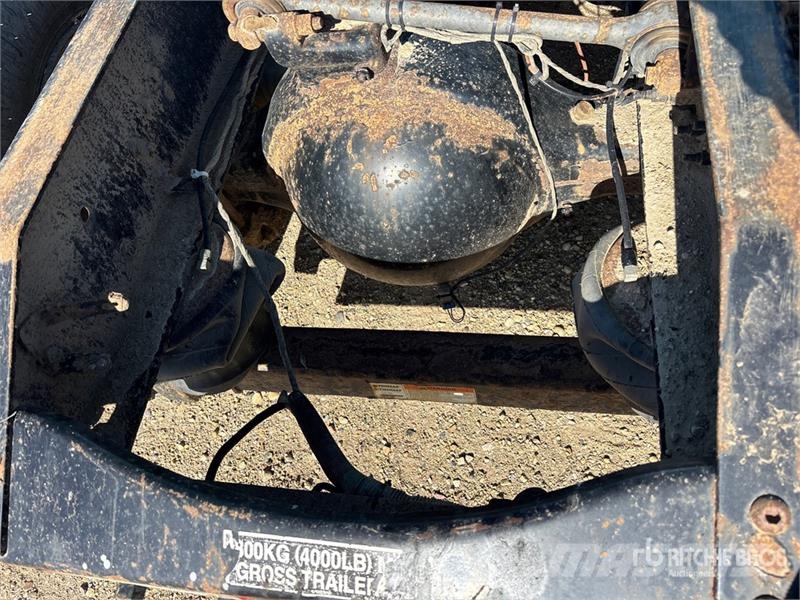 Volvo 6x4 T/A Sleeper Truck Tractor (Inoperable) Vlačilci