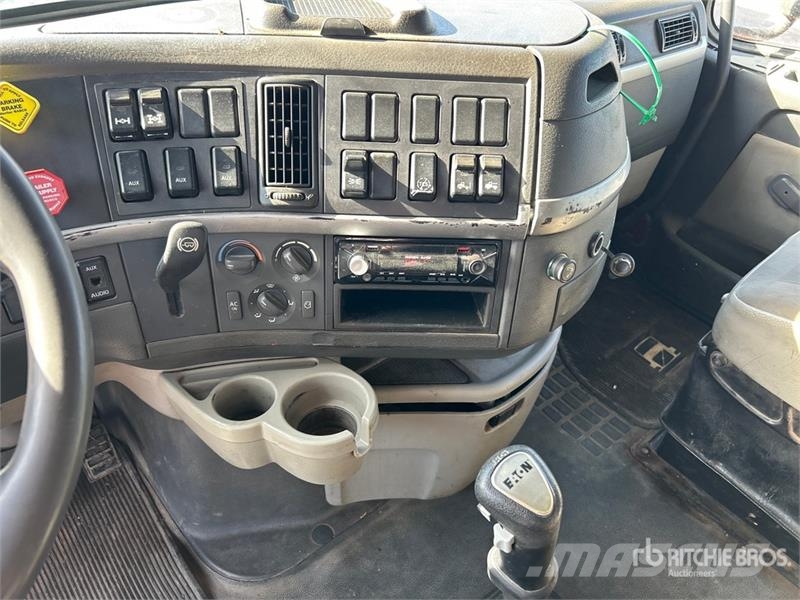 Volvo 6x4 T/A Sleeper Truck Tractor Tegljači