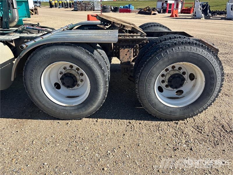 Volvo 6x4 T/A Sleeper Truck Tractor (Inoperable) Vlačilci