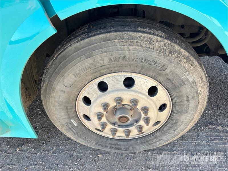 Volvo 6x4 T/A Sleeper Truck Tractor (Inoperable) Vlačilci