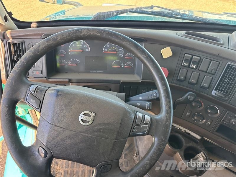 Volvo 6x4 T/A Sleeper Truck Tractor (Inoperable) Vlačilci
