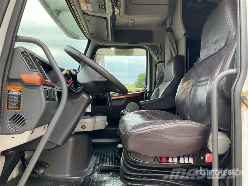 Volvo 6x4 T/A Sleeper Truck Tractor Truck Tractor Units