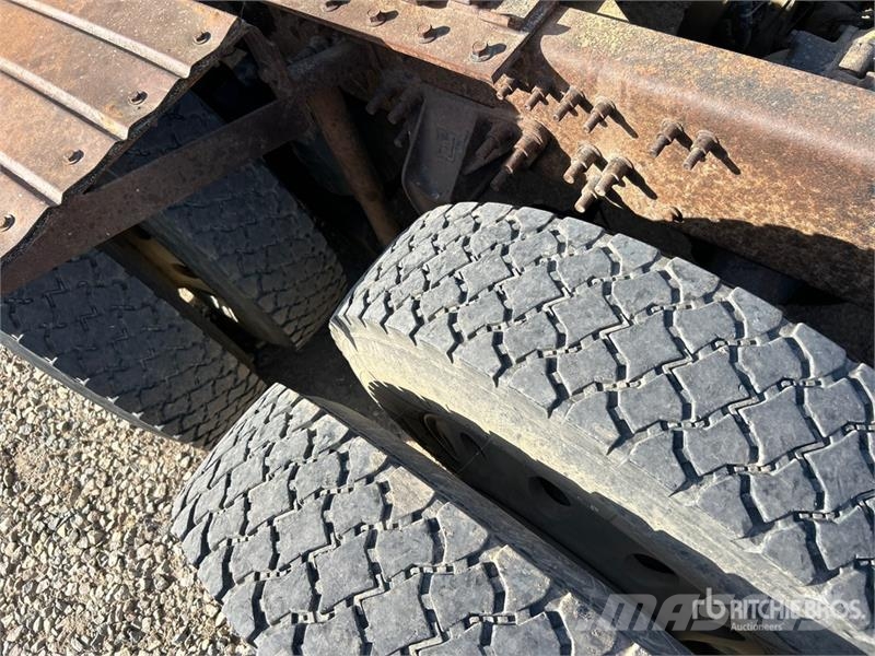 Volvo 6x4 T/A Sleeper Truck Tractor Tegljači