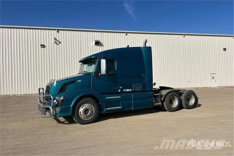 Volvo 6x4 T/A Sleeper Truck Tractor Tegljači