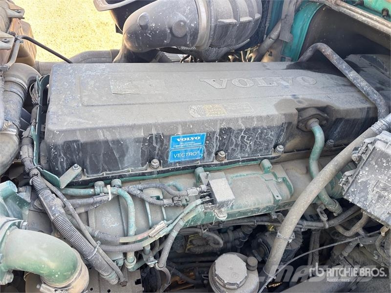 Volvo 6x4 T/A Sleeper Truck Tractor (Inoperable) Vlačilci