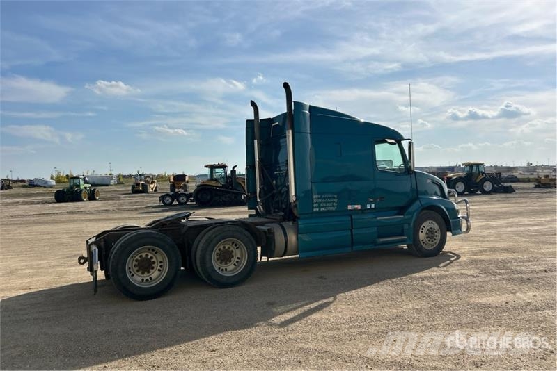 Volvo 6x4 T/A Sleeper Truck Tractor Tegljači