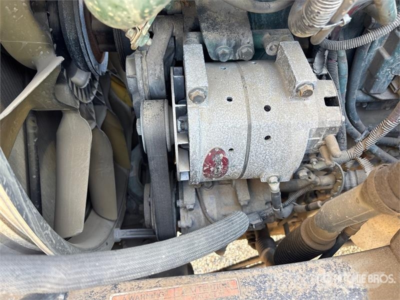Volvo 6x4 T/A Sleeper Truck Tractor (Inoperable) Vlačilci