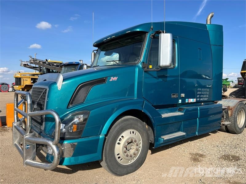 Volvo 6x4 T/A Sleeper Truck Tractor Tegljači
