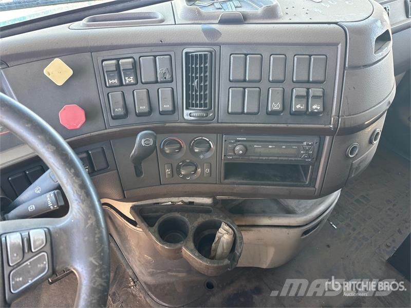 Volvo 6x4 T/A Sleeper Truck Tractor (Inoperable) Vlačilci