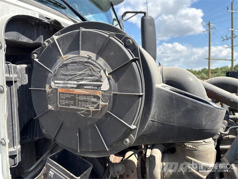 Volvo 6x4 T/A Sleeper Truck Tractor Prime Movers