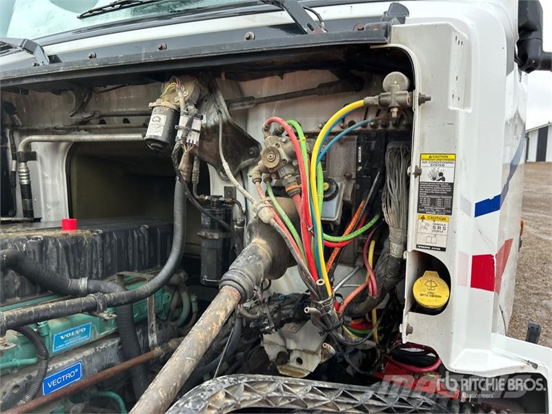 Volvo VE D12-435 6x4 T/A Sleeper Truck Tractor Trekkvogner