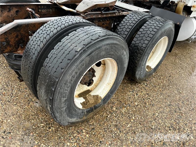 Volvo VE D12-435 6x4 T/A Sleeper Truck Tractor Trekkvogner