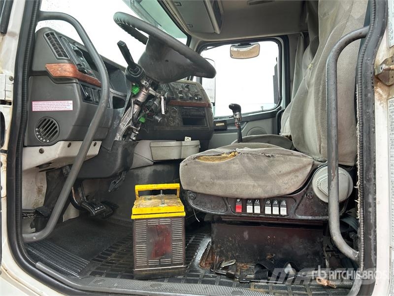 Volvo VE D12-435 6x4 T/A Sleeper Truck Tractor Trekkvogner