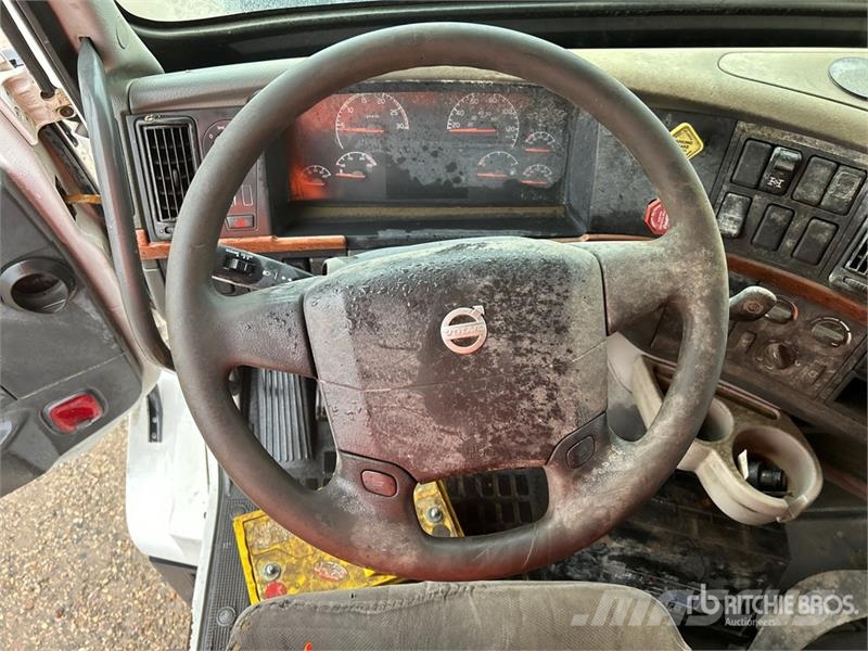 Volvo VE D12-435 6x4 T/A Sleeper Truck Tractor Trekkvogner
