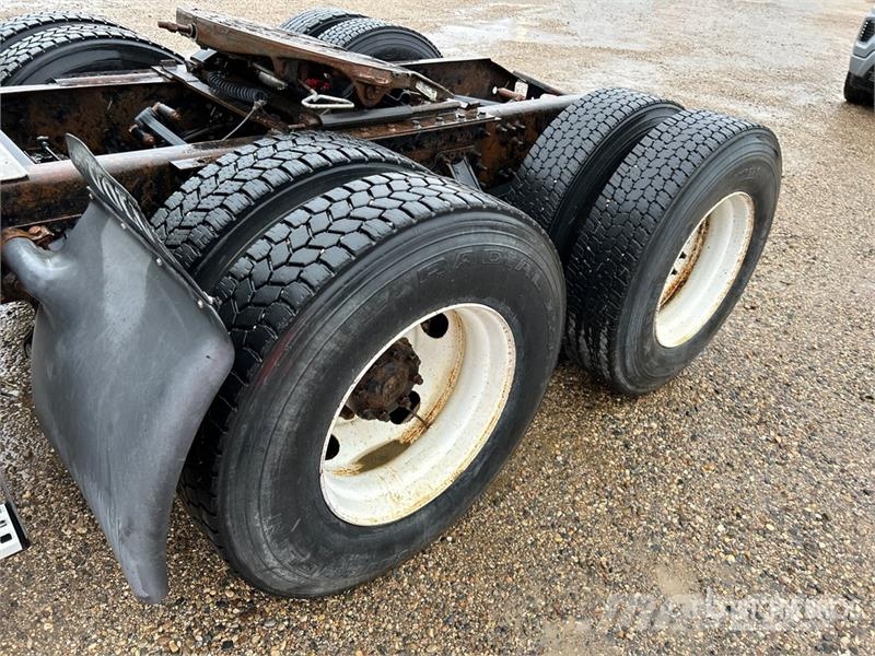 Volvo VE D12-435 6x4 T/A Sleeper Truck Tractor Trekkvogner